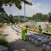 Operarios de la adjudicataria, la UTE Vialobra-SIEC, trabajan en la construcción del nuevo trazado ferroviario, junto a las pistas de skate de La Lechera.