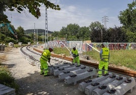 Operarios de la adjudicataria, la UTE Vialobra-SIEC, trabajan en la construcción del nuevo trazado ferroviario, junto a las pistas de skate de La Lechera.