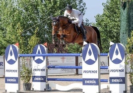Carlos Lange, a lomos de Diamand, supera un obstáculo en la jornada de ayer.