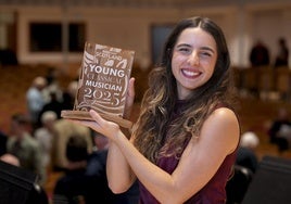 Sofía Ros, feliz con el trofeo que la hace la Joven Música del Año, según la BBC.