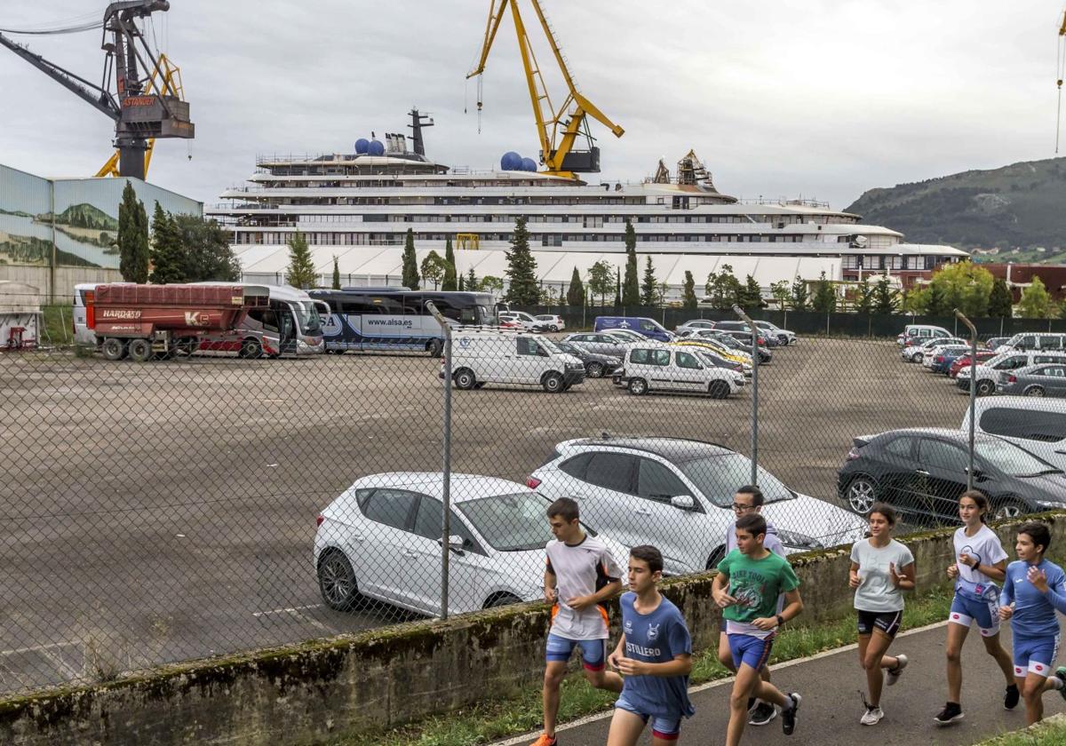 El crucero de lujo Evrima, en los muelles de Astander en 2021.