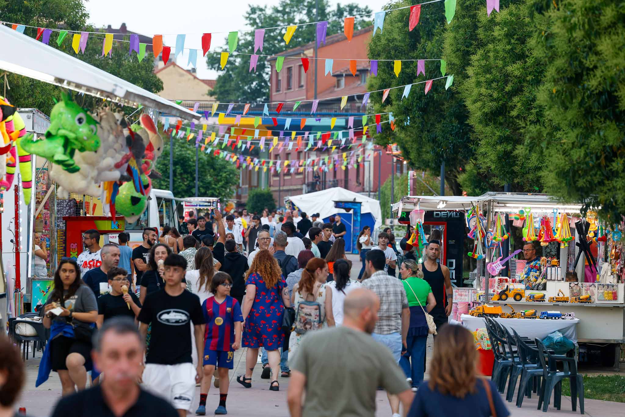 El público llenó las calles entre los feriantes.