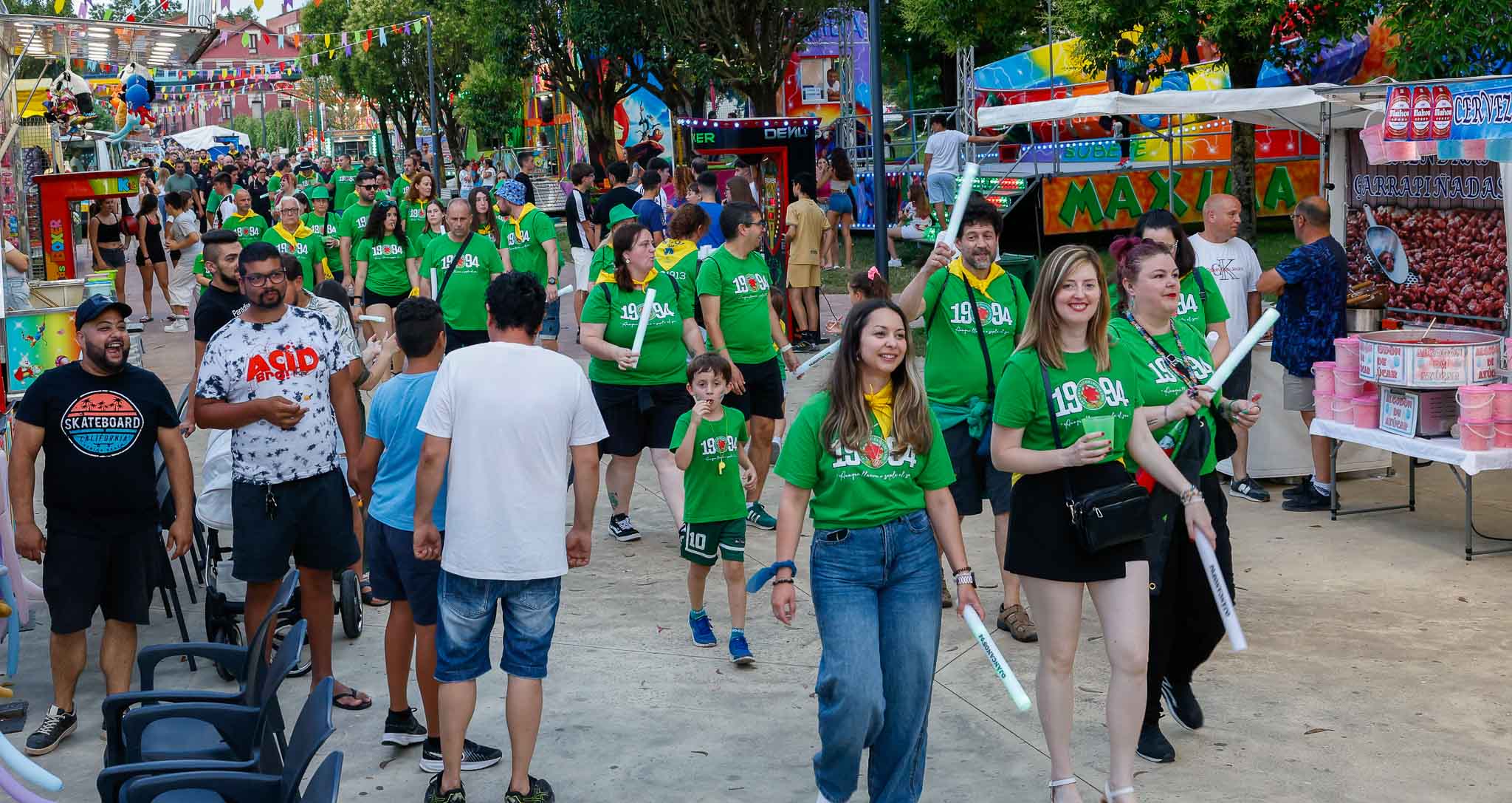 Una estela de camisetas de todos los colores recorre las calles del pueblo