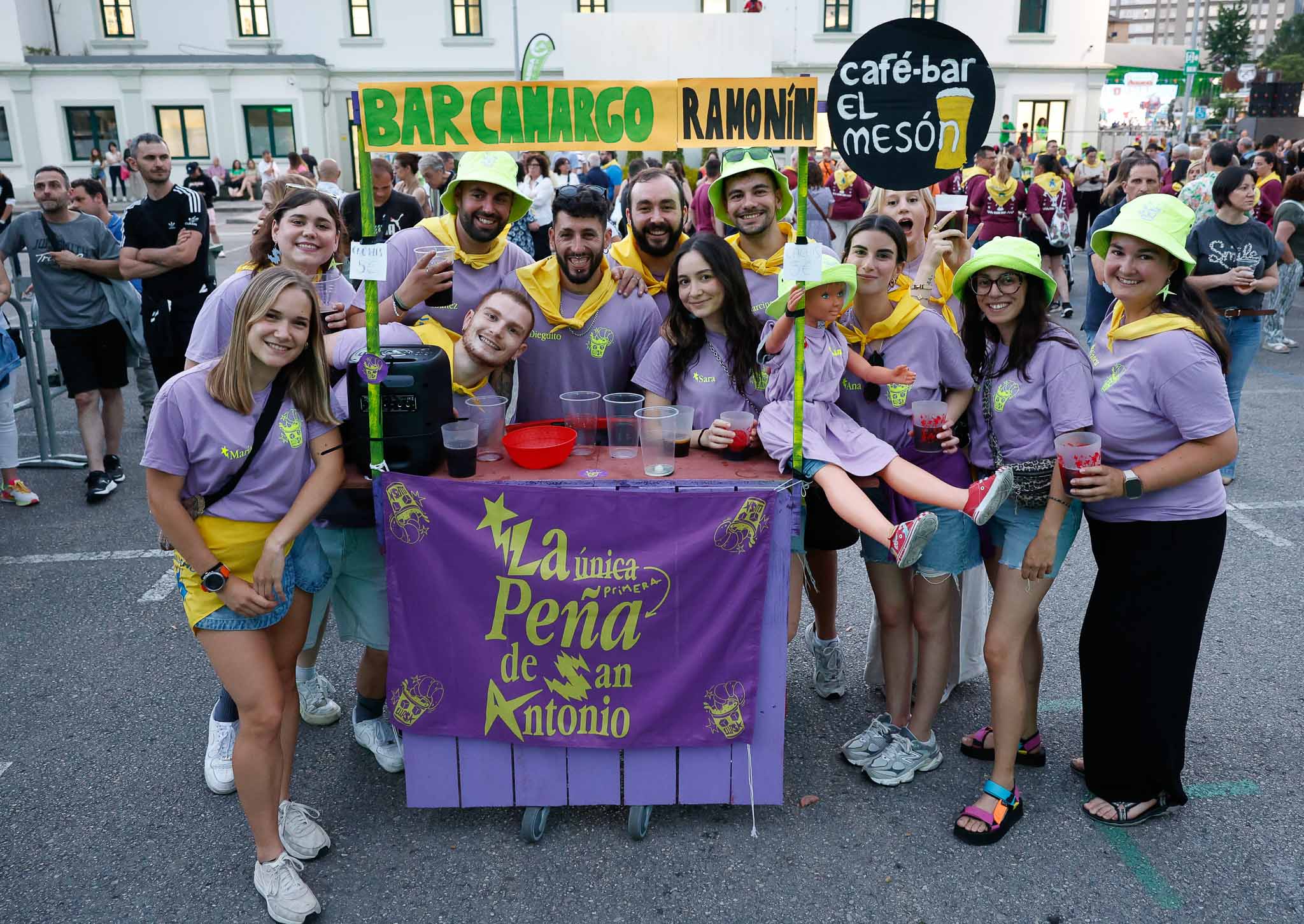 Una de las peñas participantes con su montaje de bar Camargo Ramonín.