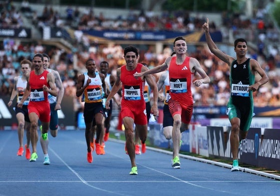 Attaoui levanta su brazo derecho en señal de victoria en la meta de París.