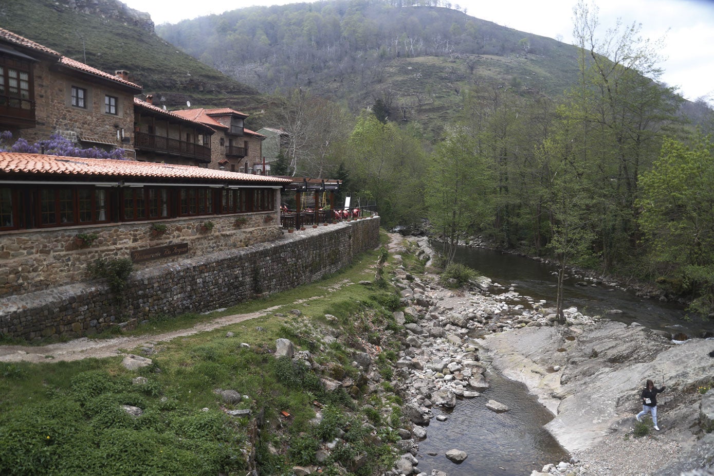Las construcciones de piedra discurren en torno al río Saja.