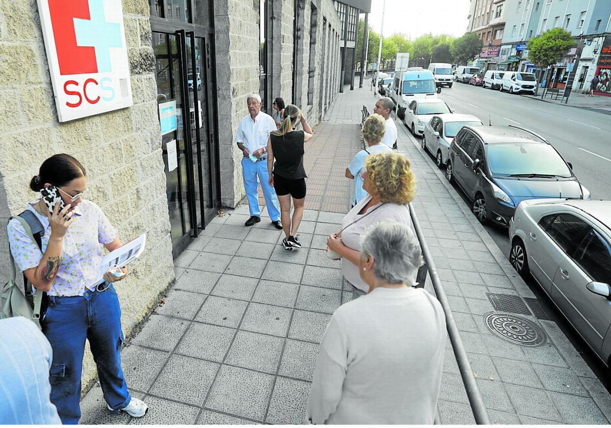 Usuarios a la puerta del centro de salud La Marina, en la calle Castilla.