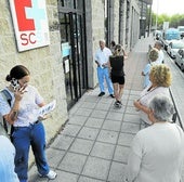 Usuarios a la puerta del centro de salud La Marina, en la calle Castilla.