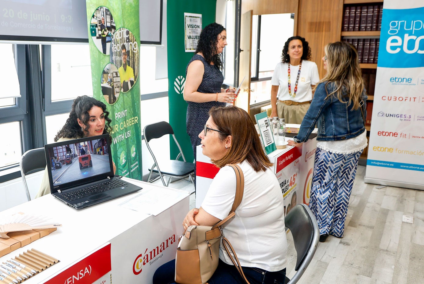Una mujer dialoga con la entrevistadora de la empresa Ensa.