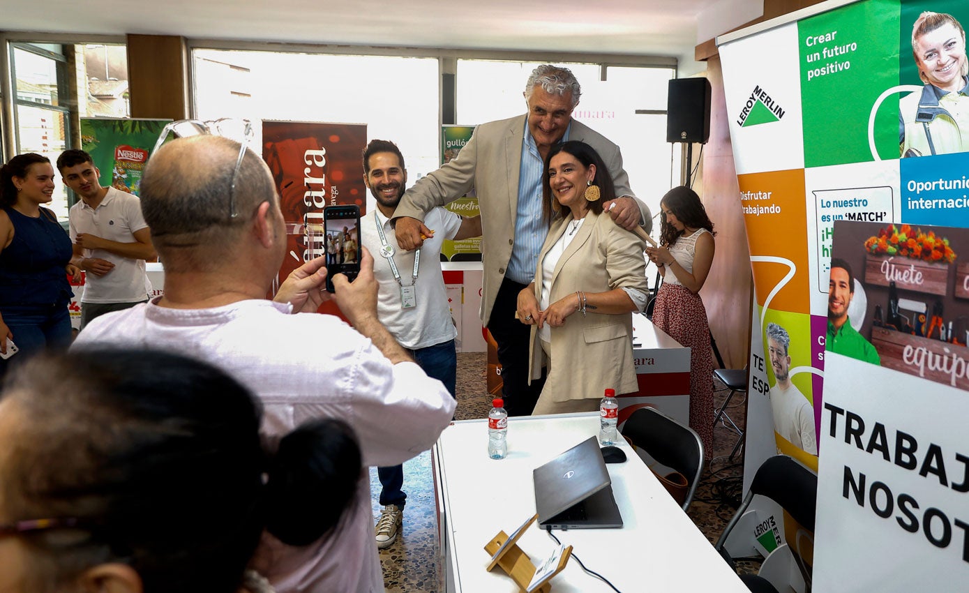 Fernando Romay posa junto a los entrevistadores de Leroy Merlin.