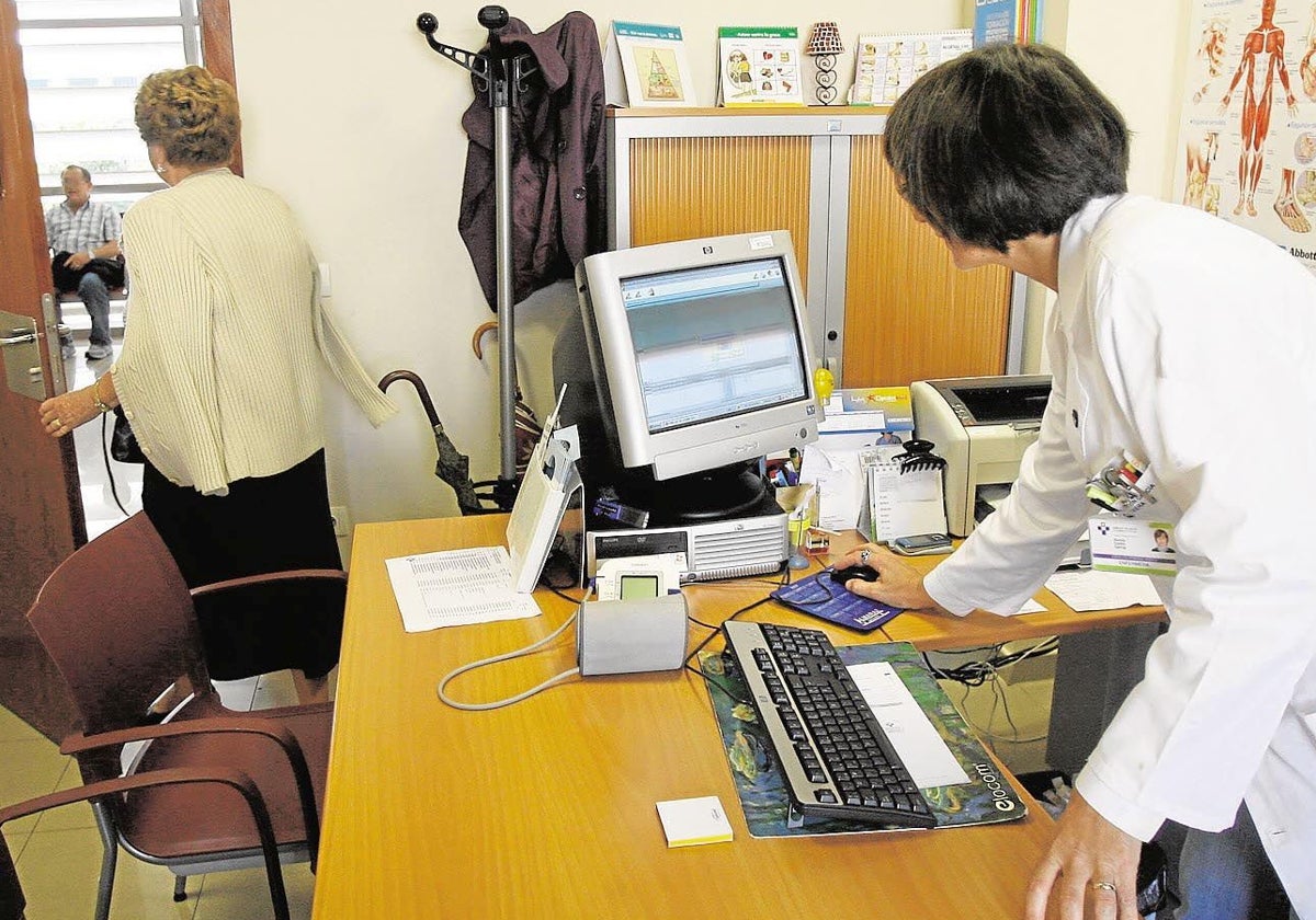 Sanidad capta a tres médicos de familia de otras comunidades para trabajar en verano en Cantabria