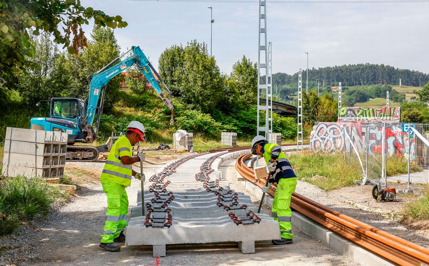 Operarios de la adjudicataria, la UTE de Vialobra-SIEC, trabajan en la construcción del nuevo trazado ferroviario, junto a las pistas de skate de La Lechera. 