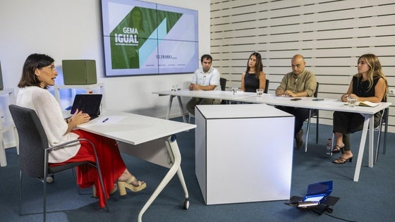 Gema Igual, durante la entrevista con los cuatro periodistas deEl Diario Montañés.
