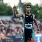 Mohamed Attaoui celebra su victoria en los 800 metros del mítin de París, prueba de la Liga de Diamante.