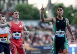 Mohamed Attaoui celebra su victoria en los 800 metros del mítin de París, prueba de la Liga de Diamante.