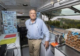 El heladero posa en su furgoneta de La Polar con todo preparado para trabajar y Mataleñas y Cabo Menor de fondo