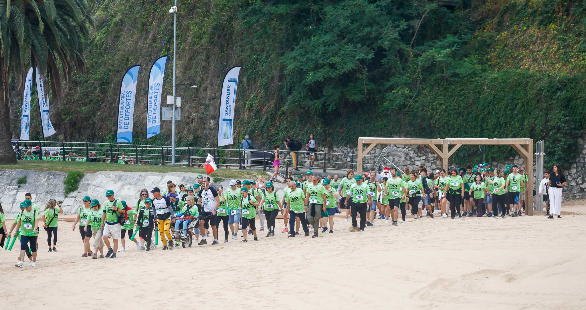 El recorrido comenzó en la playa de Los Peligros y llegó hasta el Faro de Cabo Mayor. 