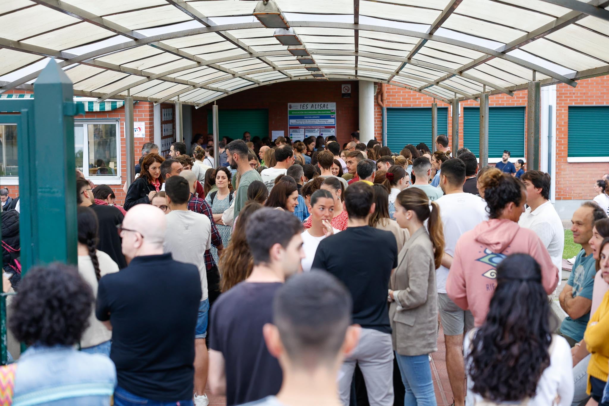 Cerca de 4.000 opositores se han presentado a la convocatoria, que tuvo lugar en 12 centros de la región.
