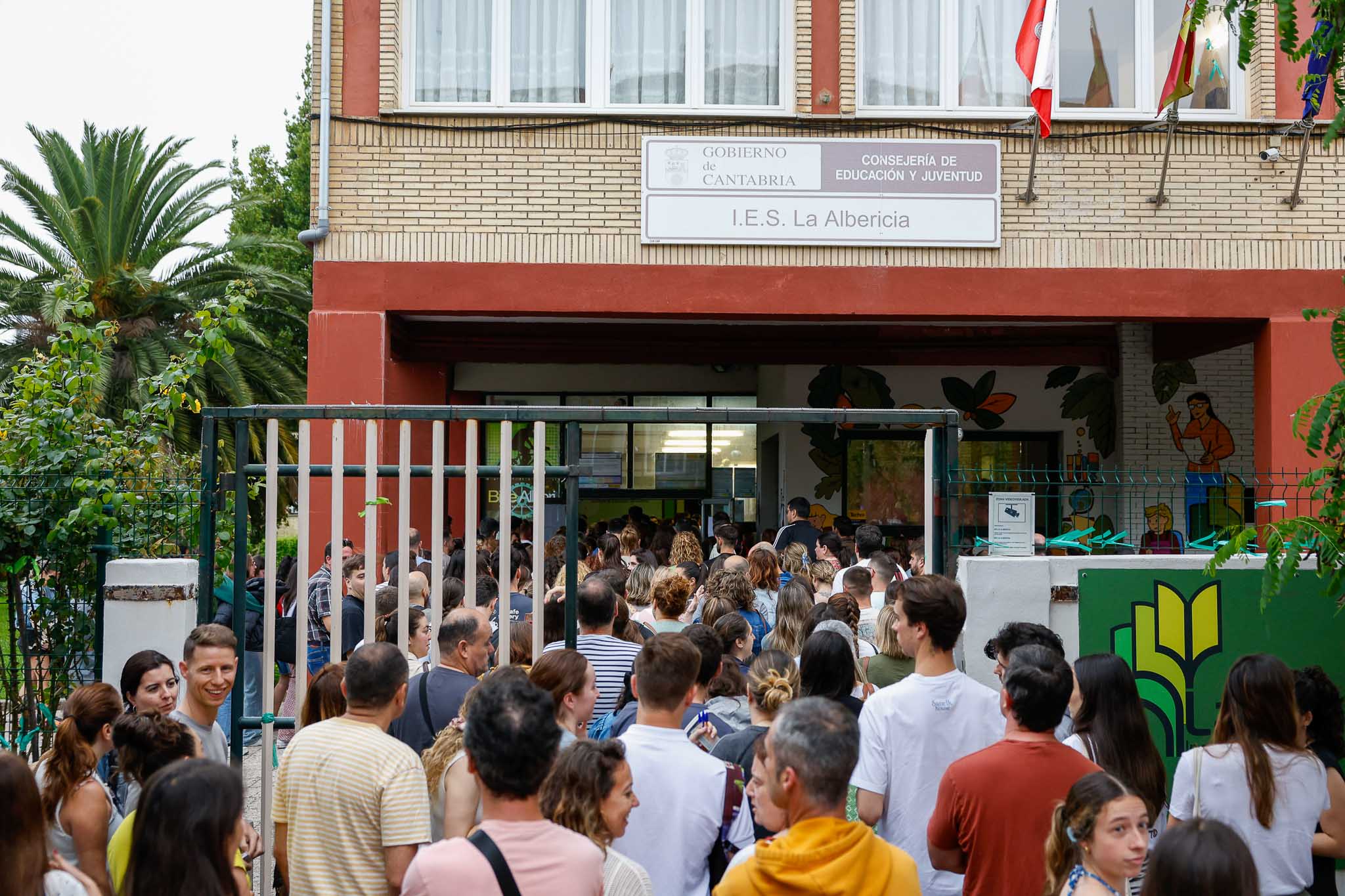 Acceso de los candidatos al Instituto La Albericia.