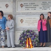 La viuda y las hijas de Casado Soto junto a la alcaldesa en el Panteón de Ilustres