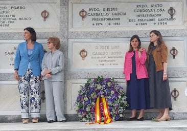 La viuda y las hijas de Casado Soto junto a la alcaldesa en el Panteón de Ilustres