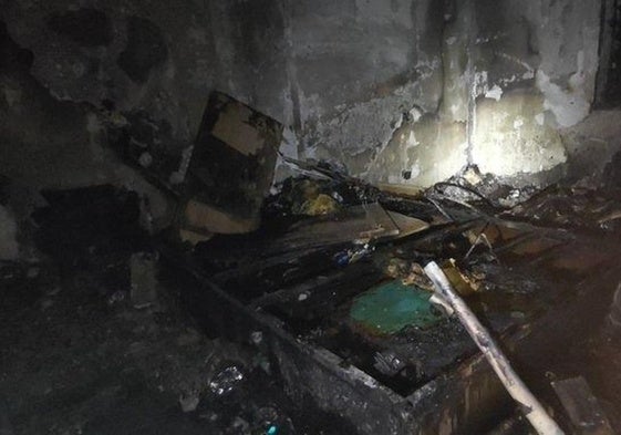 Estado en que quedó una de las estancias del piso quemado.