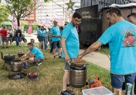Participantes en el concurso de ollas ferroviarias en Cros.