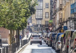 Un coche circula por la calle Daoiz y Velarde de Santander, que estará incluida en la Zona de Bajas Emisiones.