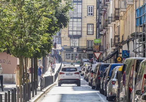 Un coche circula por la calle Daoiz y Velarde de Santander, que estará incluida en la Zona de Bajas Emisiones.