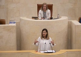 Buruaga, en la tribuna, junto a la presidenta del Parlamento.