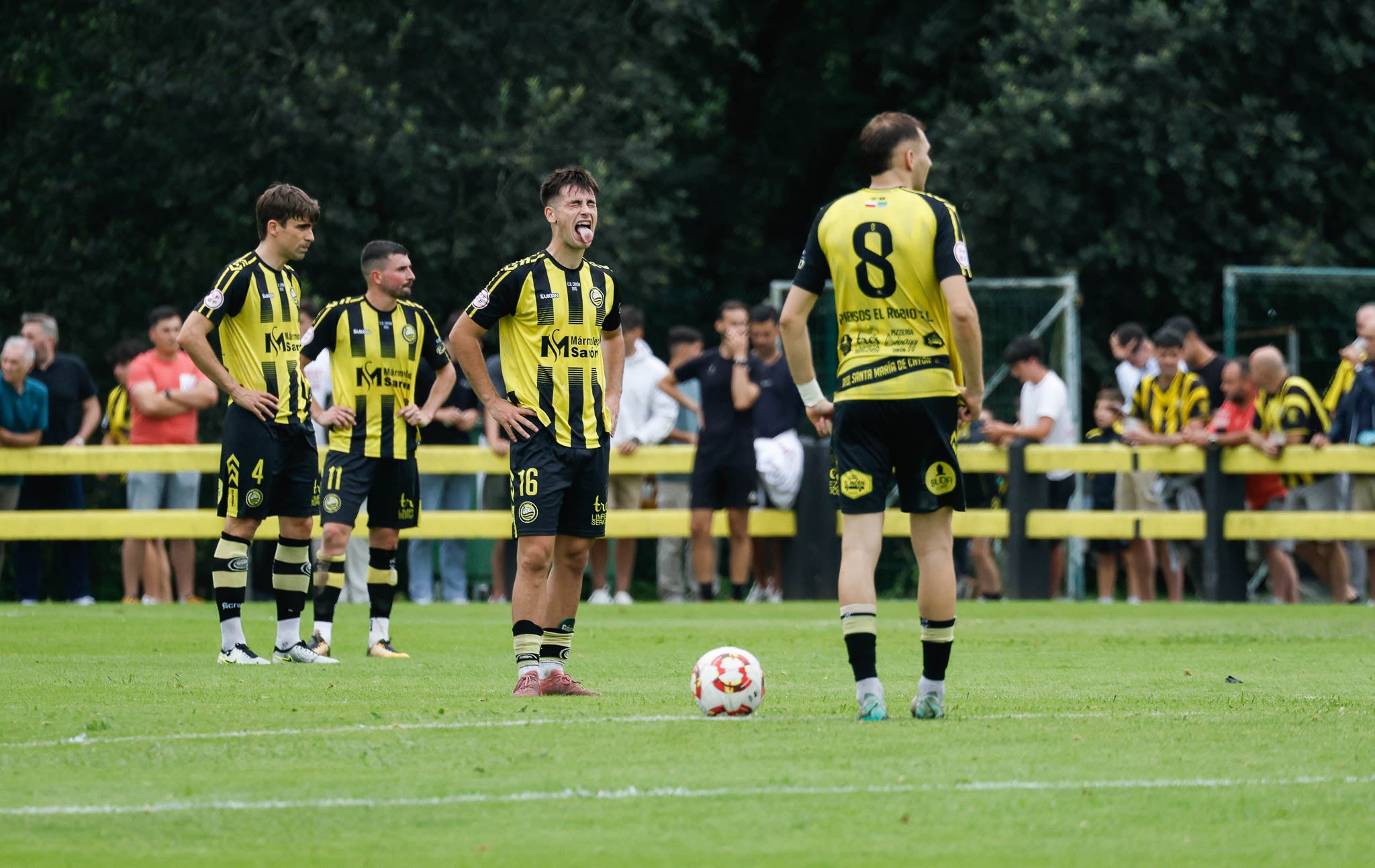 Los jugadores del Cayón se preparan para poner el balón en juego