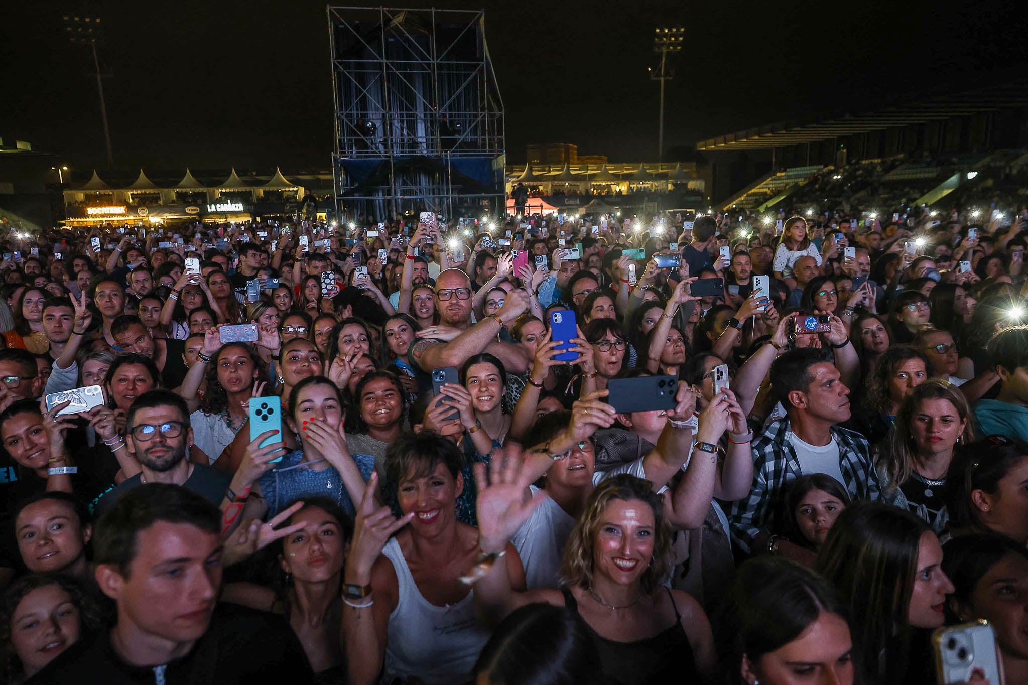 Melendi convocó en El Malecón a un público muy distinto al de la argentina Emilia