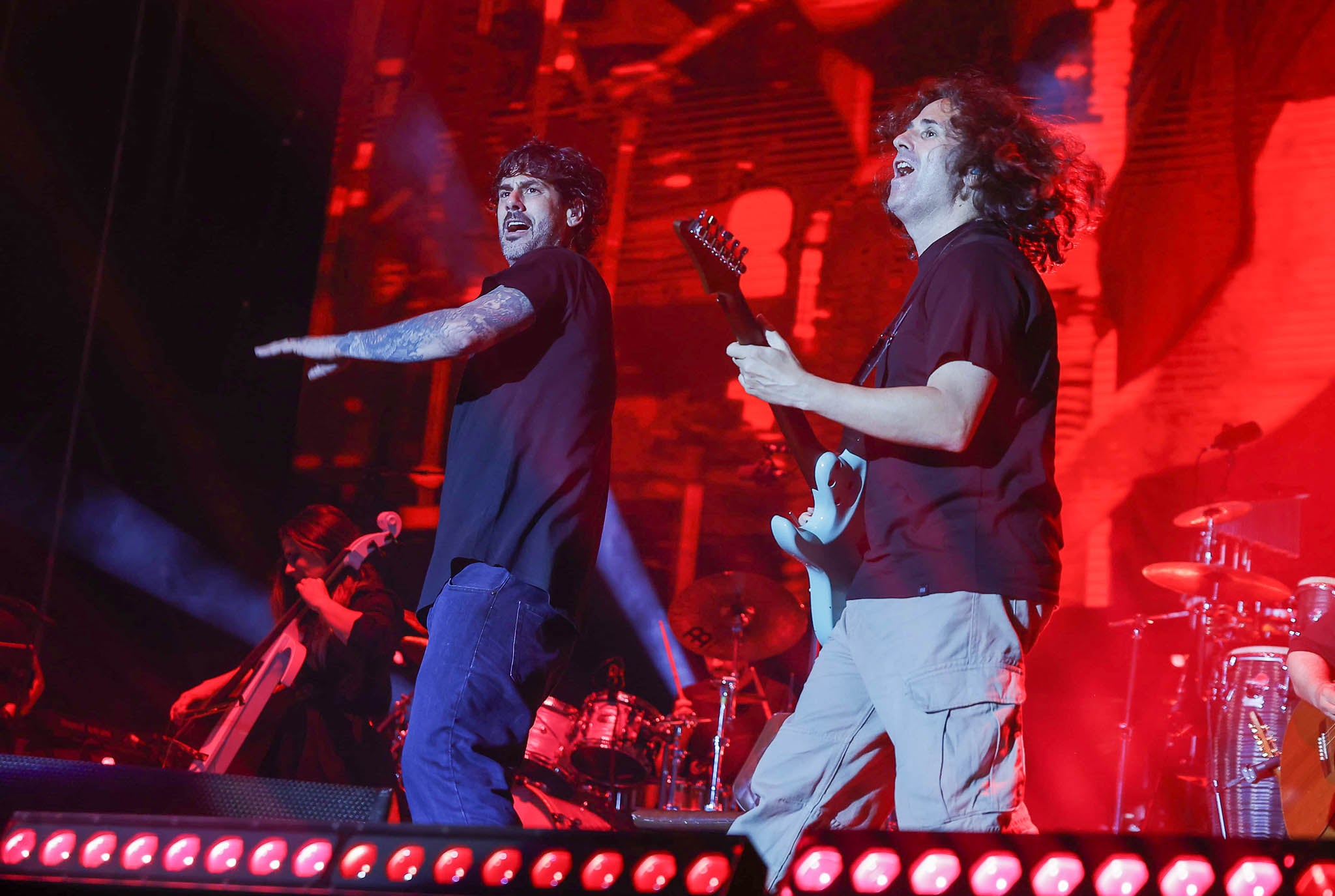 Melendi pasó anoche por todas sus versiones: popero, rockero...