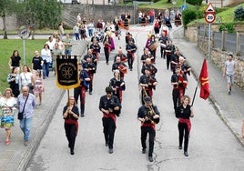 La Banda de gaitas de Cantabria durante el pasacalles que pasó por Renedo