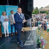 El entrenador del Racing, José Alberto López, recogiendo el reconocimiento como persona ilustre del XIV Encuentro asturcántabro.