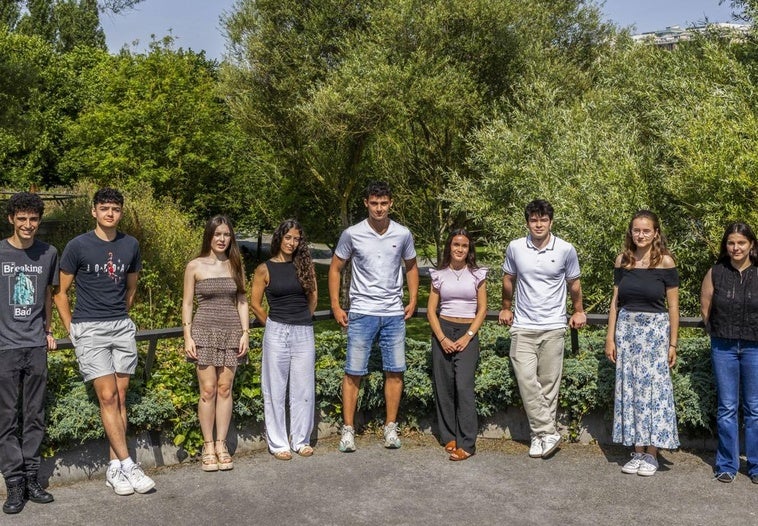 De izquierda a derecha, los alumnos Manuel Puras, Aimar Ezquerra, María Roldán, Judith Fernández, Saúl Gutiérrez, Paula Liaño, Mauro Ortiz, Aurora Hernández y María Fernández. La décima de las estudiantes, Mara Gutiérrez, se marchó de viaje tras realizar las pruebas de acceso a la universidad.