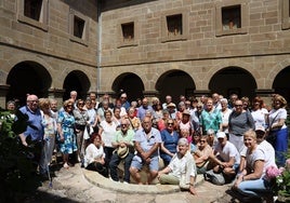 Los integrantes de la asociación «Don Pelayo» en el claustro del monasterio de Santo Toribio
