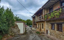Imagen del barrio Los Corrales, de Cóbreces, donde está focalizada la plaga de pulgas.