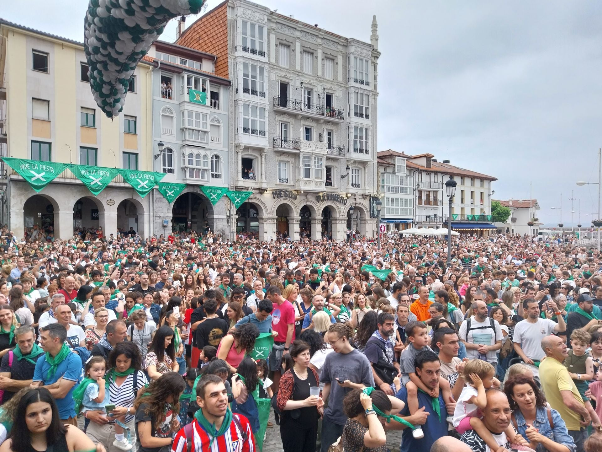 Mayores, jóvenes y niños asistieron al arranque oficial de los festejos castreños.