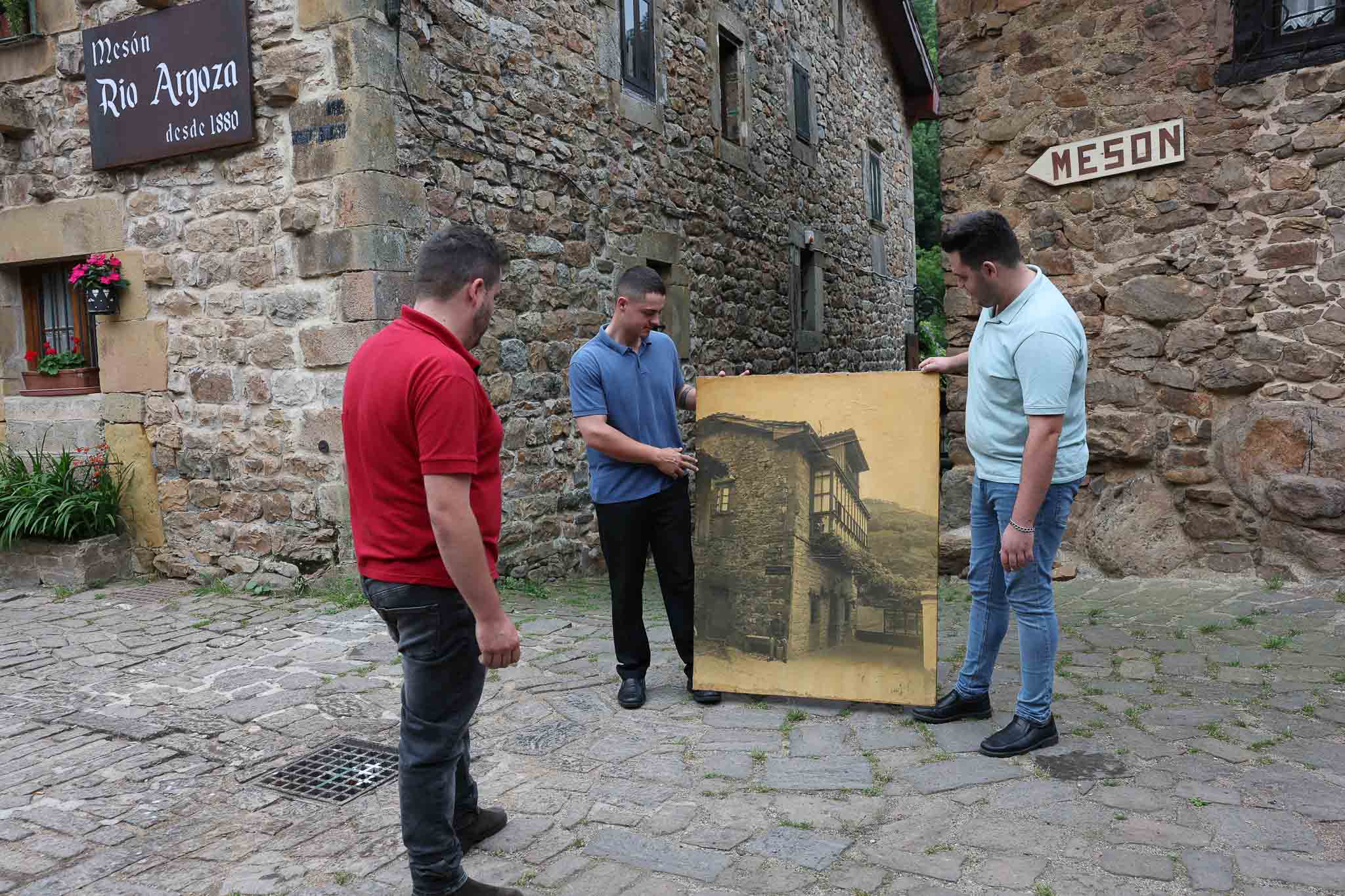Mostrando una foto antigua de una de las casonas.