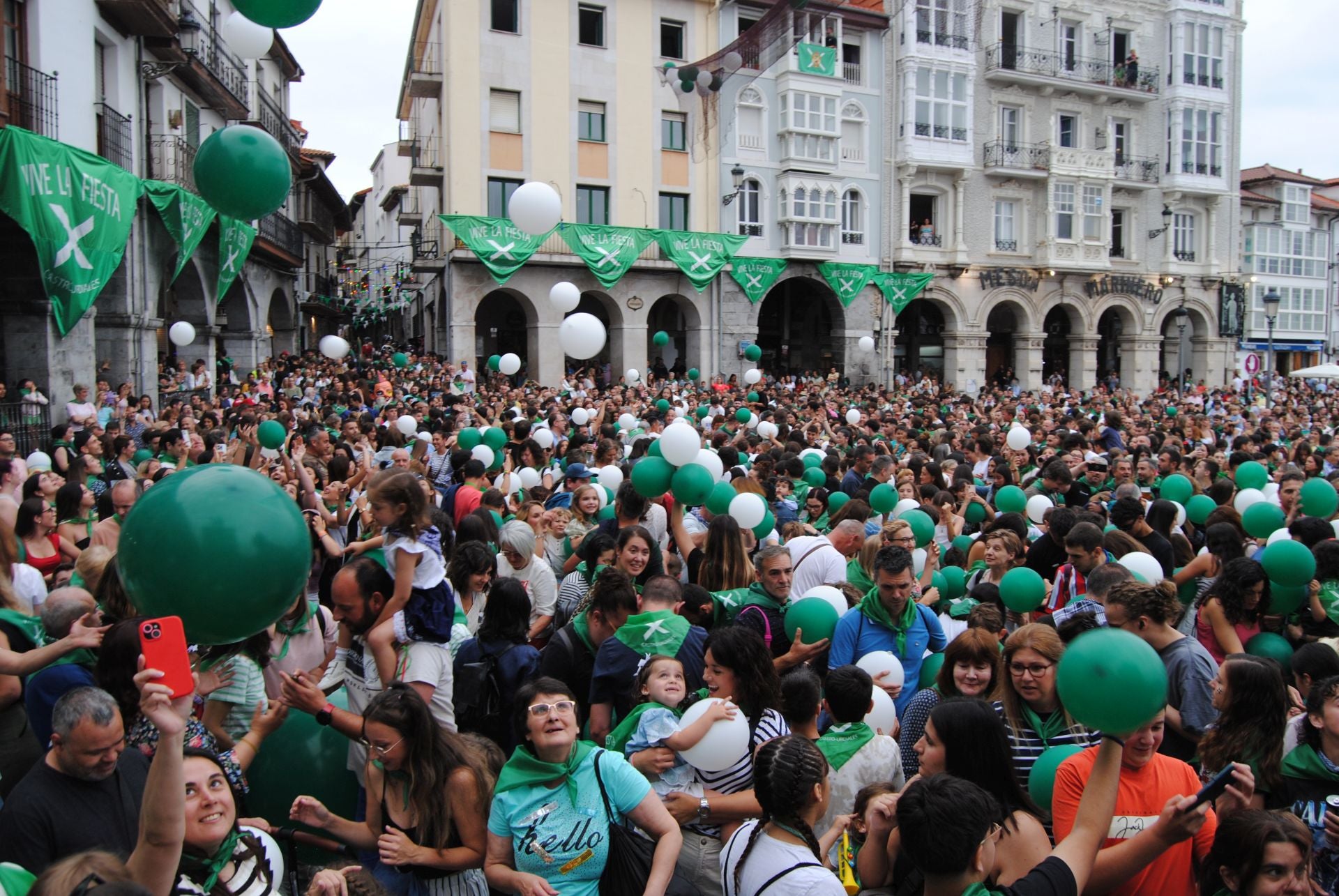 El público no paró de jugar con los globos que cayeron del cielo.