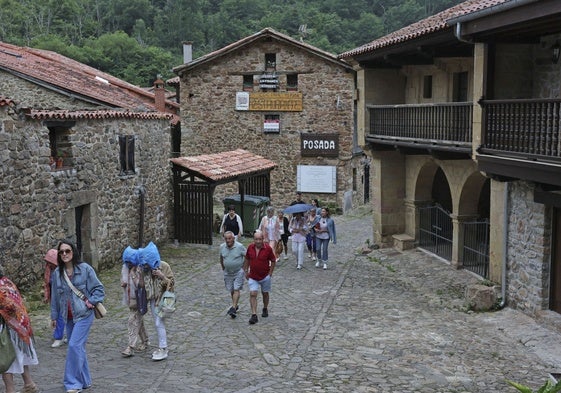Visitantes por las calles empedradas del pueblo.