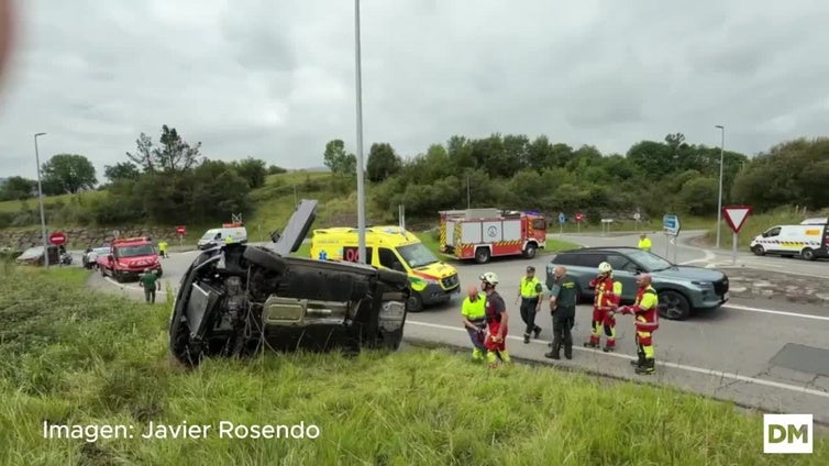 Vuelca un coche en Cabezón de la Sal
