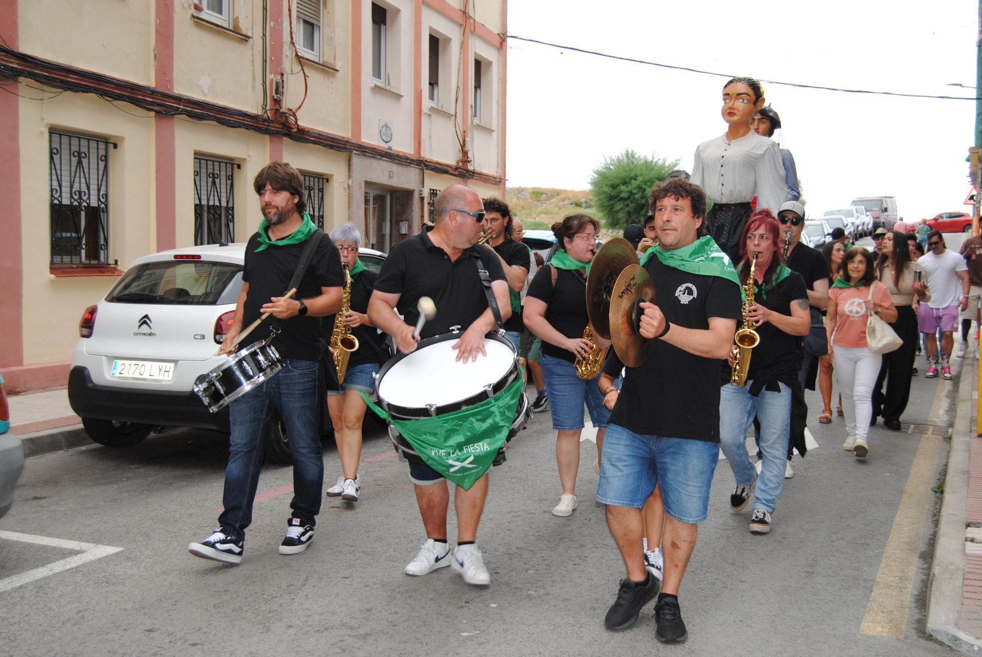 Agrupación La Salvé recorriendo el casco urbano escoltada por los gigantes.
