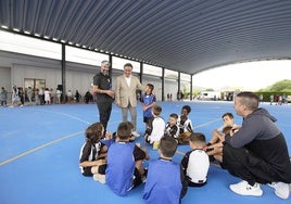 El alcalde con algunos de los usuarios de la pista polideportiva.