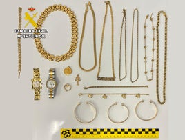 Joyas intervenidas en Solares por la Guardia Civil.