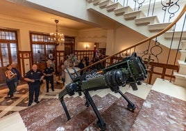 Un agente maneja el perro robot por el vestíbulo del Palacio de la Magdalena.