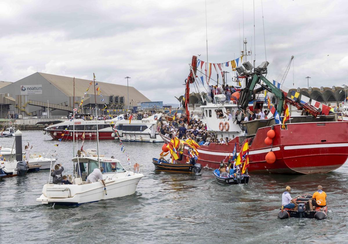 Procesión marítima de las fiestas del Carmen en el Barrio Pesquero.