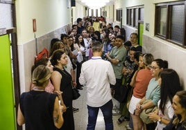 Opositores de Educación Infantil y Primaria, el pasado sábado, antes de entrar a las aulas en las que realizaron el examen.