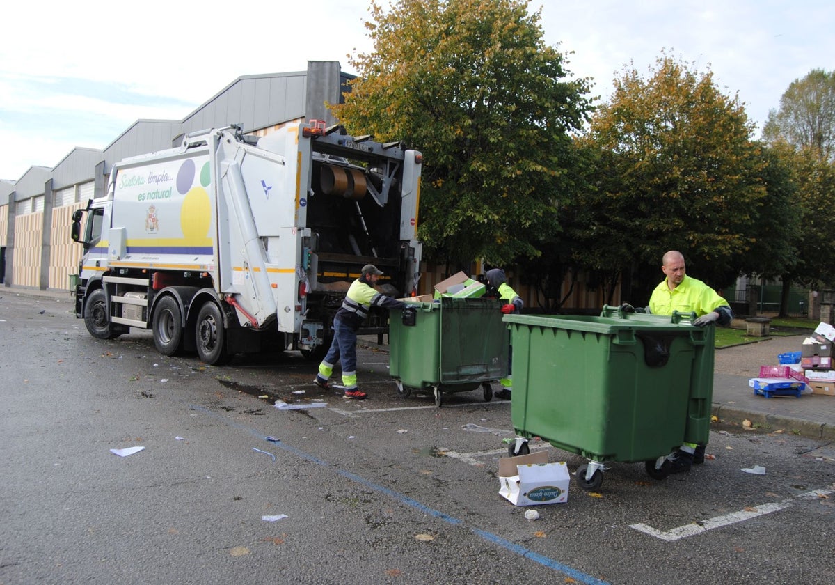 Servicio se recogida de residuos en una calle de Santoña.